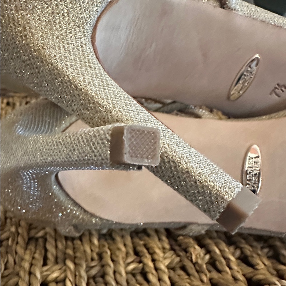 Badgley Mischka Kai Gold metallic 7.5 chain rhinestone Strappy 3.5” buckle Heels - Picture 13 of 14